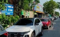 Dòng xe đi chơi lễ đổ về khiến quốc lộ 1 qua cầu Gianh tắc nghẽn