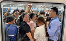 Metro chật người dịp lễ, không khí mới cho một thói quen cũ