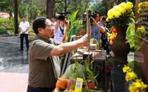 Thủ tướng Phạm Minh Chính dâng hương, viếng các anh hùng liệt sĩ tại Côn Đảo