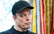 Tỉ phú Elon Musk nói bị con trai nhỏ đấm bầm một bên mắt