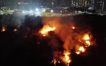 Cháy bãi cỏ rộng hàng ngàn m², uy hiếp sân banh, pickleball ở TP Thủ Đức