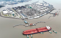 Giá dầu trượt dốc khi OPEC+ tăng tốc bơm thêm sản lượng