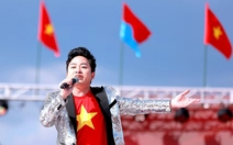 Khán giả đặt tay lên ngực trái, cùng Tùng Dương hát vang Quốc ca tại Nhật