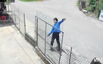 Chàng trai hú hồn hú vía khi trượt patin trên đường làng