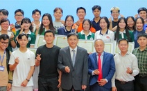 Có thể tuyên dương sinh viên nhường chỗ ngồi cho cựu chiến binh thay vì tặng bằng khen