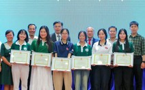 Có nên khen điều tử tế 'bình thường'?
