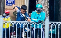 'Ná thủ' lại xuất hiện, bắn cá ngoi lên mặt kênh Nhiêu Lộc - Thị Nghè sau mưa đầu mùa