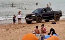 Xe bán tải vô tư phóng trên bãi biển Tuy Hòa, Quy Nhơn lúc đông người tắm biển