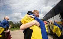 Nga - Ukraine trao đổi tù binh dưới 25 tuổi: 'Mẹ ơi, con về rồi'