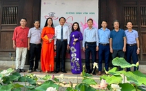 Mang cả hồ sen đến sân Văn Miếu Quốc Tử Giám