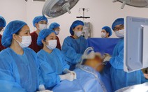 Luồn ống dẫn qua bụng mẹ để hút dịch màng phổi cho thai nhi