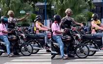 Cầm chảo gõ đầu người đi xe máy chờ đèn đỏ đè lên vạch đi bộ