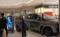 Trẻ nhỏ lái được ô tô điện trong trung tâm thương mại: Quá dễ lái trở thành 'con dao hai lưỡi'?