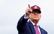 Làm rõ tin đồn Tổng thống Trump cấm người có thẻ xanh quay lại Mỹ