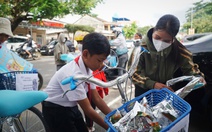 Các nhà báo thường trú tại Khánh Hòa tặng 20 xe đạp và quà cho học sinh nghèo