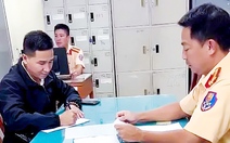 Tài xế xe khách lấn làn xe máy khi các xe khác đang dừng chờ đèn đỏ