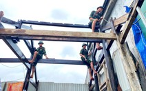 Bộ đội dầm mưa giúp dân khắc phục hậu quả do lốc xoáy gây ra