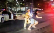 Phụ xe nhảy xuống đường, ôm cảnh sát để ô tô chở quá tải bỏ chạy