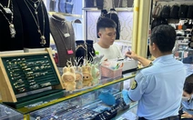 Chống buôn lậu, hàng giả 14-6: Tiếp tục thu giữ 400 sản phẩm nghi hàng giả tại Saigon Square