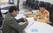 Tài xế 2 lần vượt đèn đỏ để cứu người, được công an biểu dương