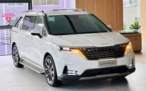 Tin tức giá xe: Kia Carnival giảm giá tới 210 triệu đồng, xe bán tốt vẫn có bản khó tiêu thụ