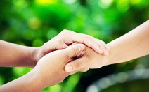 Giữa những chuyến xe hối hả, có người chịu dừng lại để cứu cả một đời người