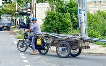 Xe tự chế chở nhôm, sắt, tôn ung dung trên đường phố