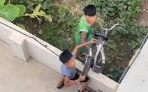 'Khối nghỉ hè' lấy xe đạp vượt rào trốn đi chơi bị bắt quả tang