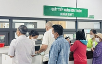 Xếp hàng, chờ 'dài cổ' lấy thuốc bệnh mạn tính