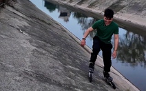 Thầy giáo quê một cục khi hướng dẫn học trò trượt patin