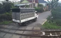 Phạt tài xế xe tải tông gãy gác chắn đường sắt