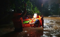 Thái Nguyên ngập sâu vì mưa lớn, dân leo lên mái nhà cầu cứu
