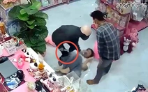 Nữ nhân viên ở Bình Phước la hét khi tên cướp cầm dao khống chế, cướp tiền