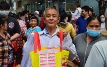 Bệnh viện Thủ Đức trao hơn 4.000 phần quà cho người bệnh khó khăn ở phiên chợ 0 đồng