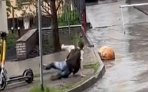 Chàng trai ngã dập mông vì nhảy chân sáo qua đường khi trời mưa
