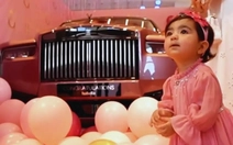 Mới 1 tuổi, bé gái đã sở hữu chiếc Rolls-Royce màu hồng độc nhất vô nhị, giá không dưới 14 tỉ đồng