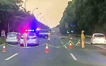 Xe máy đi vào làn 100km/h của đường cao tốc, người cầm lái thiệt mạng sau va chạm với xe tải