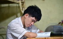 Gia Lâm đi thi tốt nghiệp, không bàn tay nhưng không muốn phiền thầy cô viết bài thay