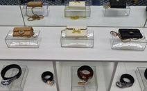 Trưng bày hàng giả túi xách Hermes, đồng hồ Rolex, kính mắt Chanel ở Tràng Tiền