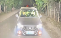 Tài xế hổ báo nhận bài học nhớ đời vì bật đèn pha ô tô