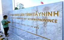 Bảng tên trụ sở UBND tỉnh Long An đổi thành Tây Ninh, chuẩn bị cho lễ công bố nhập tỉnh