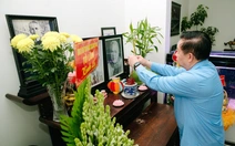 Trưởng Ban Tuyên giáo và Dân vận Trung ương thắp hương tưởng nhớ cố Tổng Bí thư Nguyễn Văn Linh