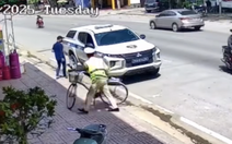 Thấy nam sinh dắt bộ xe, cảnh sát giao thông hỏi thăm rồi chở thẳng tới trường thi