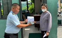 Vợ chồng nghèo bật khóc khi nhận lại 20 triệu tiền viện phí đánh rơi