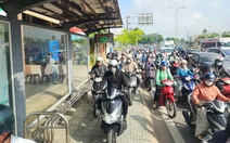 Phạt đến 6 triệu đồng, nhiều người vẫn 'tranh nhau' chạy xe máy lên vỉa hè