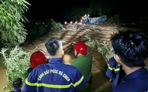 Xuyên đêm giải cứu 4 người dân mắc kẹt giữa dòng lũ