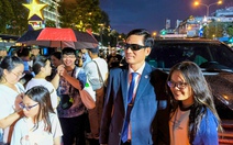 Người dân 'đội mưa' chụp ảnh cùng lực lượng cảnh vệ K01
