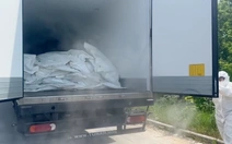 Thi thể binh sĩ Ukraine xếp lớp trong xe thùng đông lạnh chờ trao trả ở biên giới