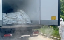 Thi thể binh sĩ Ukraine xếp lớp trong xe thùng đông lạnh chờ trao trả ở biên giới