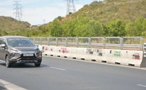Quảng cáo nhan nhản trên dải phân cách giữa đường cao tốc Vĩnh Hảo - Phan Thiết